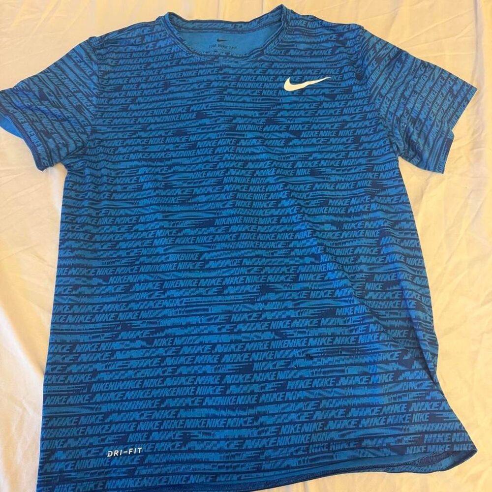 Nike Men's Blue and Navy T-shirt